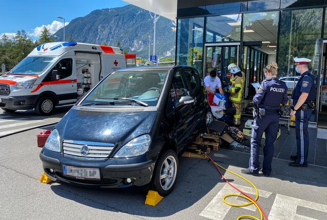 Der Fahrer dieses PKW hat offensichtlich Gas- mit Bremspedal verwechselt und rammte eine Passantin.