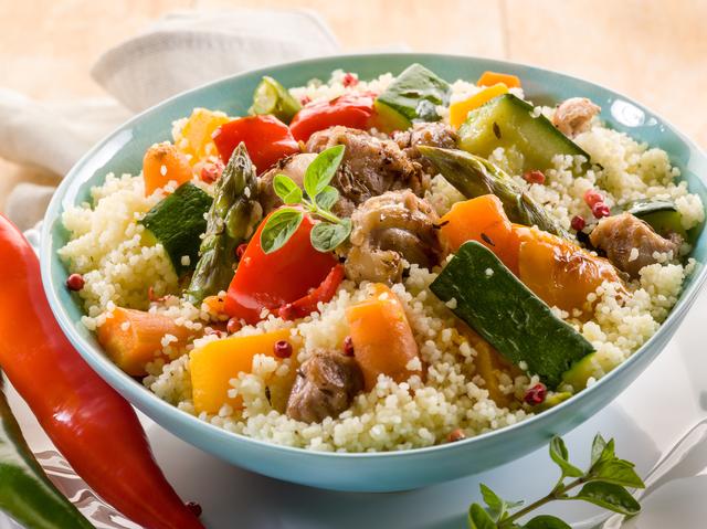 Gute Kohlenhydratquelle gefällig? Couscous zum Beispiel bringt Abwechslung auf den Teller.