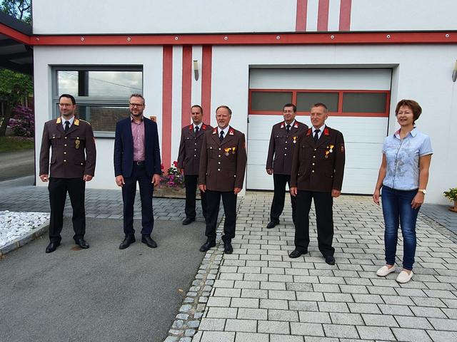 Der neue Kommandant Rudolf Rogatsch (Mitte) mit Abschnittskommandant Michael Gombotz, Bgm. Reinhard Jud-Mund, Hannes Sampt, Stefan Pelcar, Vorgänger Franz Meitz und Vbgm. Monika Pock (von links).