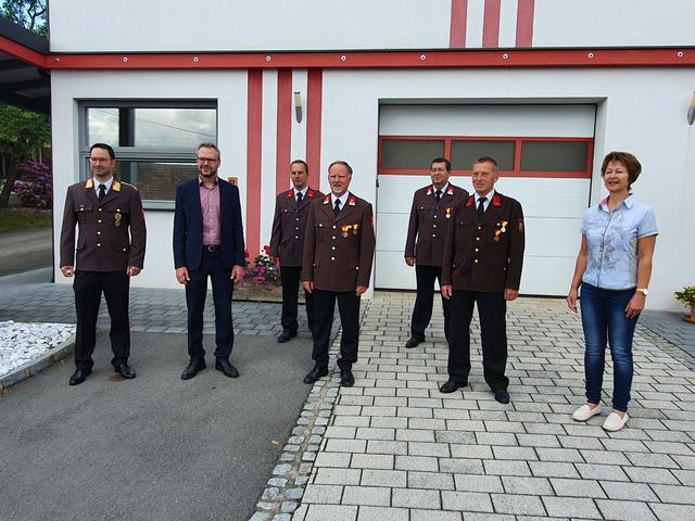 Der neue Kommandant Rudolf Rogatsch (Mitte) mit Abschnittskommandant Michael Gombotz, Bgm. Reinhard Jud-Mund, Hannes Sampt, Stefan Pelcar, Vorgänger Franz Meitz und Vbgm. Monika Pock (von links). | Foto: Gemeinde Neuhaus am Klausenbach