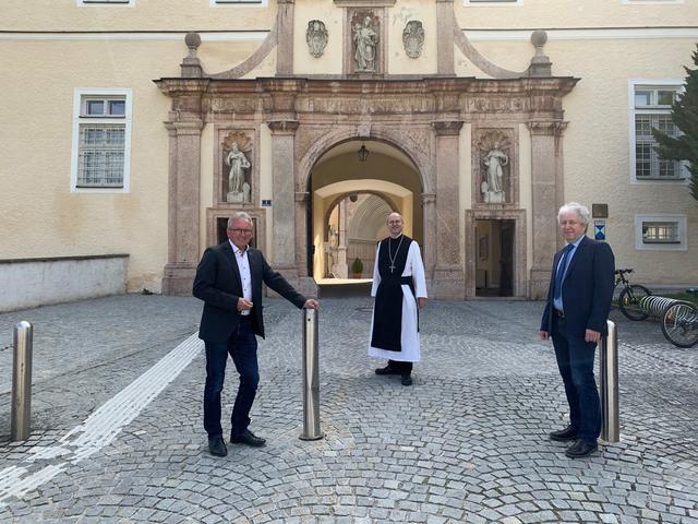 Karl Bader, Abt Pius Maurer und Direktor Josef Heindl sehen wichtige Maßnahmen für die Zukunft der Schule.
