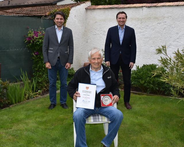 Bürgermeister Alexander Vojta und Stadtrat Robert Bachinger gratulierten Johann Kaller zum 95er.
 | Foto:  Stadtgemeinde Gerasdorf