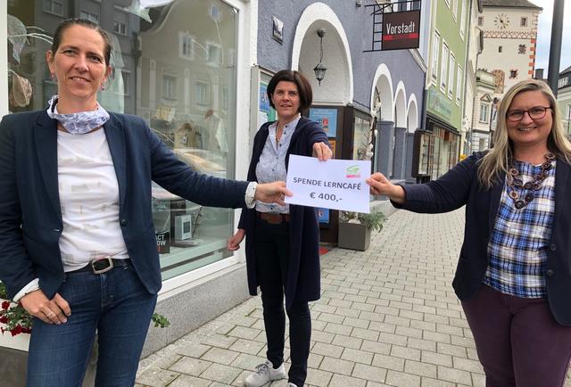 Katrin Hörmandinger-Kroath (Bezirkskoordinatorin der Grünen), Christine Schön (Lerncafé der Caritas Vöcklabruck) Bezirkssprecherin Bundesrätin Claudia Hauschildt-Buschberger (v.l.). | Foto: Die Grünen Bezirk Vöcklabruck