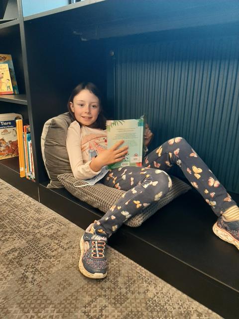 Gemütlich ist's geworden: Bücherwurm Franziska ist bereits Stammgast in der neuen Bücherei.