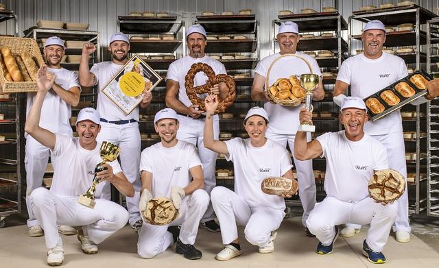 So sehen Sieger aus – das Ruetz-Team freut sich über die Medaillen! | Foto: Bäcker ruetz