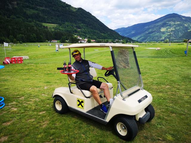 Fußballgolf Freizeitpark Geschäftsführer Martin Ebner bringt den Gästen mit dem neuen Golfcart die Getränke.
