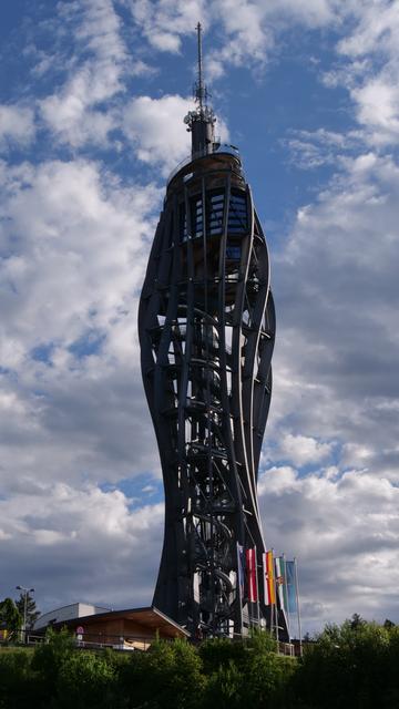 Die Pyramidenkogel Aussichtswarte.
Der mit fast 100 Metern welthöchste Aussichtsturm aus Holz ist eine aus mächtigen, elliptisch angeordneten Holzstützen bestehende Konstruktion, die sich spiralförmig in den Himmel schraubt - eine eindrucksvolle Skulptur im Landschaftsraum! | Foto: Copyright by Franz Harb 