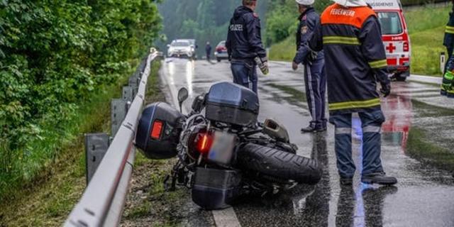 Unfall mit Todesfolge: Ein Motorradlenker stürzte unglücklich in Lunz am See und erlag am Unfallort leider seinen Verletzungen.