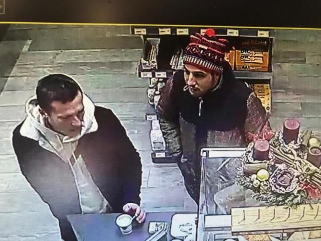 Bediensteten der Kriminaldienstgruppe der Polizeiinspektion Neulengbach konnten ein Lichtbild erheben, das die beiden Beschuldigten nach der Bezahlung mit einer der entwendeten Bankomatkarten im Gemeindegebiet von Innermanzing zeigt.