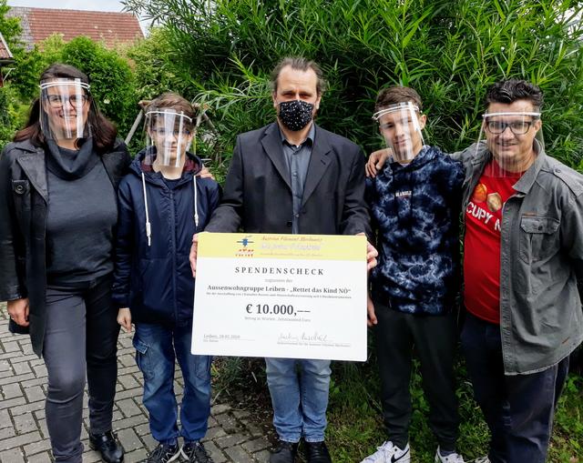 Die erste Spende von 10.000 Euro wurde von Markus Haselböck (rechts) an "Rettet das Kind" in Leiben übergeben.