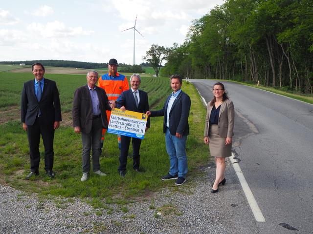 Josef Decker (NÖ Straßenbaudirektor), Karl Demmer (Bürgermeister von Prottes), Andreas Rernböck (Straßenmeisterei Gänserndorf), Landtagspräsident Karl Wilfing, Christoph Veit (Bürgermeister von Ebenthal), Nikola Kopitz (Leiterin der Straßenbauabteilung Wolkersdorf).