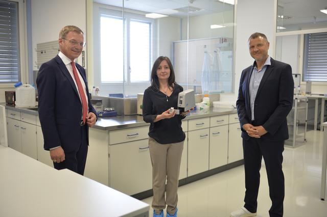Landeshauptmann Thomas Stelzer (l.) zu Besuch im Genspeed Biotech-Labor in Rainbach im Mühlkreis mit Vorstandsmitglied und Projektleiterin Sonja Kierstein und Vorstandschef Max Sonnleitner. Genspeed bringt mit Juli einen weltweit bisher einzigartigen mobil anwendbaren Corona-Antikörper-Schnelltest auf den Markt, der in einer weiteren Entwicklungsstufe auch aktuelle Infektionen nachweisen können soll. | Foto: OÖVP