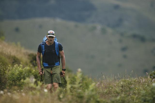 Während eines Spaziergangs in Pauls Guschelbauers „Wohnzimmer“ – den Bergen um St. Koloman – werden soziale Kontakte geknüpft und Ideen geschmiedet.  | Foto: Daniele Molineris