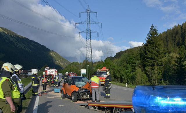 Die beiden Fahrzeug wurden beim Zusammenstoß schwer beschädigt.