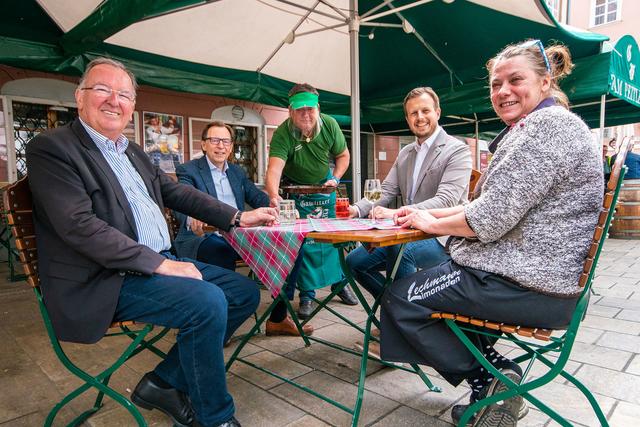 Gastspiel in der "Gamlitzer Weinstube": E. Schwindsackl, C. Buchmann, K. Korhnhäusl mit O. und K. Peitler | Foto: Paul Kalcher