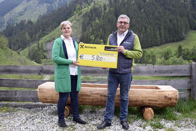 Landesbäuerin Claudia Entleitner startete eine Initiative für von Unwettern Betroffene und übergab einen Scheck an Landesrat Josef Schwaiger. | Foto: Land Salzburg/Michael Rausch