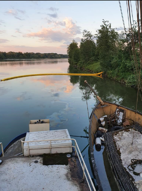 Der Bug des rund 30 Tonnen schweren und etwa 18 Meter langen Schiffes wurde aus bislang unbekannter Ursache mit Wasser geflutet und blieb im ein Meter tiefen Wasser in Schräglage stecken. Dabei dürfte aus den Schifftanks Treibstoff in unbekannter Menge in den Ennskanal und in die Donau geflossen sein.  | Foto: PI St. Valentin
