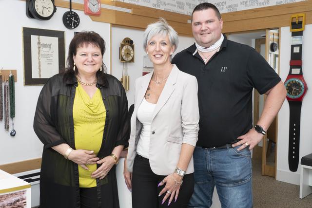 Drei innovative Menschen unter einem Dach: Uhrmachermeisterin Maria Gessl, Nageldesignerin Sabine Swischaj und Horst Gessl, Obmann des Krampusvereines LE Hell Devils.