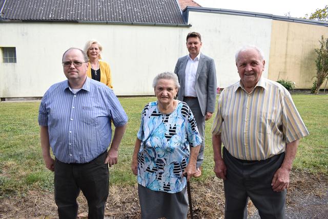 von links nach rechts: Sohn Franz Trummer, Vizebügermeisterin Birgit Grafl, Geburtstagskind Anna Trummer, Bürgermeister Erich Trummer und Gatte Josef Trummer