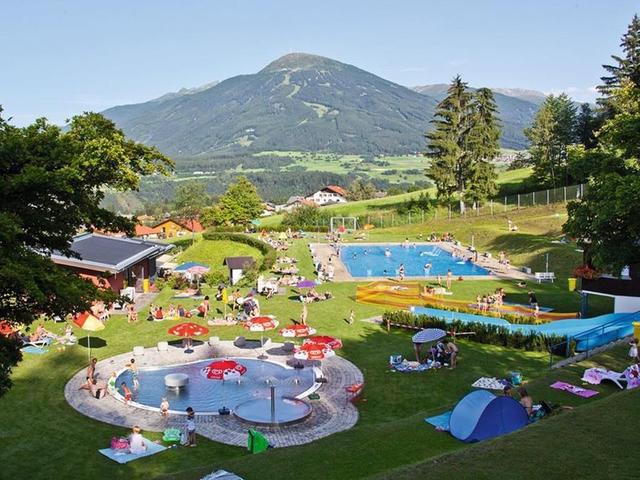 Die Sonne wird kommen – und dann bietet das Familienbad Mutters so wie auf diesem Archivbild alles für perfekten Badespaß!