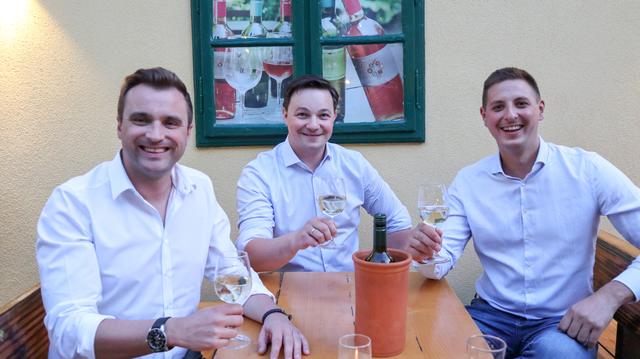 Bezirksvize Christian Schuch, Gemeinderat Stefan Berger und Bezirksrat Raphael Fasching (vl) unterstützen die Favoritner Gastronomen.