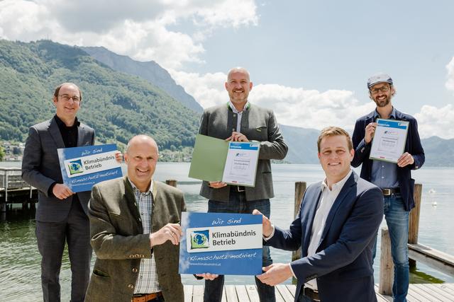 Thomas Ebner (Geschäftsführer vom Tourismusverband MondSeeLand), Andreas Murray (Geschäftsführer Tourismusverband Traunsee-Almtal), Stefan Schimpl (Stellv. Geschäftsführer Tourismusverband Traunsee-Almtal), Klima-Landesrat Stefan Kaineder und Norbert Rainer (Regionalstellenleiter Klimabündnis OÖ) vor der Schiffsanlegestelle in Gmunden am Traunsee