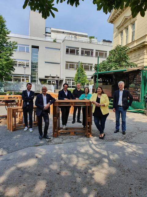 Bei der Eröffnung: Bezirksvorsteher Markus Reiter (3.v.l.), Bezirksvorsteher-Stellvertreterin Isabelle Uhl (3.v.r), Wohnbaustadträtin Kathrin Gaal (2.v.r.) und Bezirksvorsteher-Stellvertreter Gallus Vögel (r.).