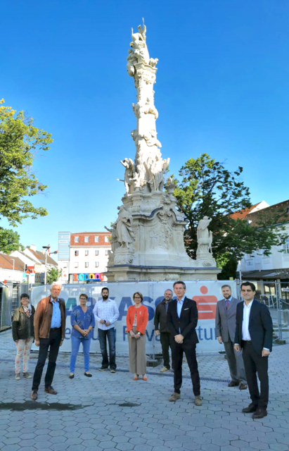 Gemeinderätin Susanne Springer, Alt-Bürgermeister Wolfgang Peterl, Vizebürgermeisterin Gabriele Fürhauser, Michael Förster (Verwaltung), Sparkassen-Vorstandsdirektorin Ingeborg Wingelhofer, Renovierungsexperte Dimitrios Boulasikis, Stadtrat Hubert Holzer, Gemeinderat Hubert Keyl und Bürgermeister Christian Gepp freuen sich schon auf die bald in Aussicht gestellte Enthüllung der frisch sanierten Dreifaltigkeitssäule. | Foto: Stadtgemeinde Korneuburg