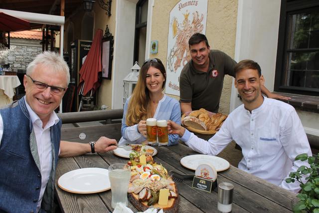 Die "LEADER" machens schonmal vor (v.l.n.r.): Ferdinand Tiefnig, Obmann, Ulrike Kappacher, Projektmanagerin, Günther Pommer, Pommers Schlosstaverne Ranshofen und Florian Reitsammer, Geschäftsfüher.