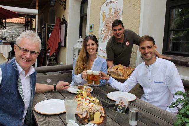 Die "LEADER" machens schonmal vor (v.l.n.r.): Ferdinand Tiefnig, Obmann, Ulrike Kappacher, Projektmanagerin, Günther Pommer, Pommers Schlosstaverne Ranshofen und Florian Reitsammer, Geschäftsfüher. | Foto: Bernbacher