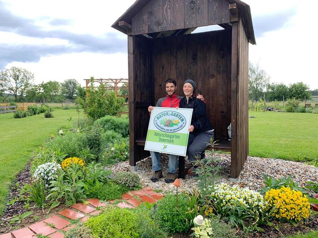 Wolfgang Seidl und Kerstin Teubl freuen sich über die Auszeichnung ihres Schaugartens zum steirischen Naturschaugarten.