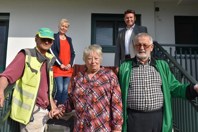 von links nach rechts: Sohn Fridolin Felnhofer, Vizebügermeisterin Birgit Grafl, Geburtstagskind Ingrid Felnhofer, Bürgermeister Erich Trummer und Gatte Hubert Felnhofer