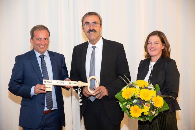 Bürgermeister Michael Hammer (l.) mit seinem Vorgänger Ferdinand Kaineder und der neuen Vizebürgermeisterin Anna Schinagl bei der symbolischen Schlüsselübergabe nach der Wahl.