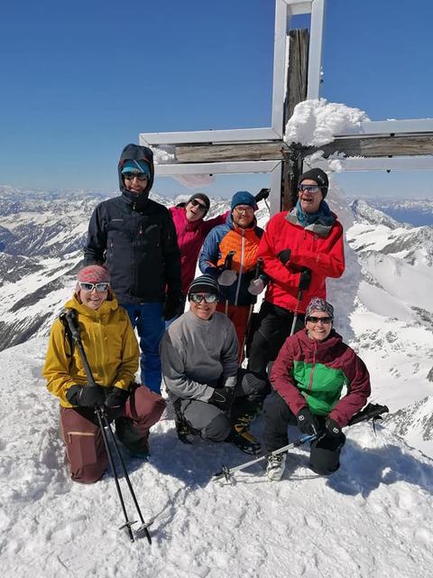 Das obligatorische Gipfelkreuzfoto | Foto: Alpenverein 