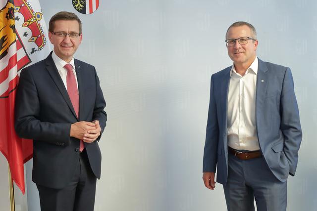 Wirtschafts-Landesrat Markus Achleitner und FACC-CEO Robert Machtlinger.
 | Foto: Land OÖ