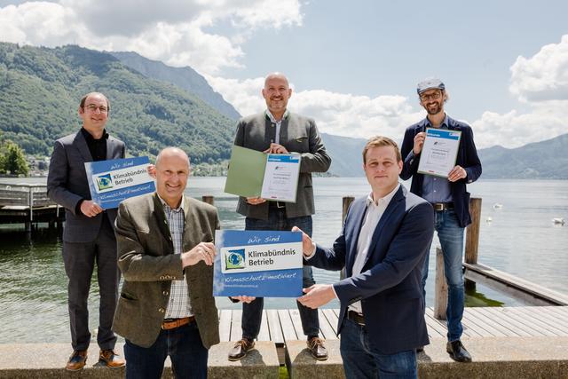 Thomas Ebner (Geschäftsführer vom Tourismusverband MondSeeLand), Andreas Murray (Geschäftsführer Tourismusverband Traunsee-Almtal), Stefan Schimpl (Stellv. Geschäftsführer Tourismusverband Traunsee-Almtal), Klima-Landesrat Stefan Kaineder und Norbert Rainer (Regionalstellenleiter Klimabündnis OÖ) vor der Schiffsanlegestelle in Gmunden am Traunsee