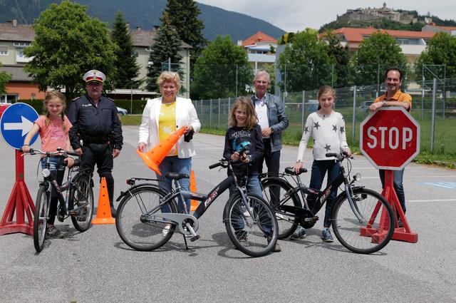 Vizebürgermeisterin Irene Hochstetter-Lackner und Verkehrsstadtrat Harald Sobe bei den Fahrradprüfungen in Landskron