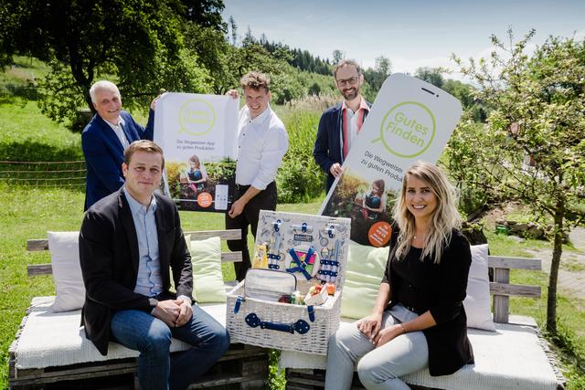 Vorne: Klima-Landesrat Stefan Kaineder mit Magdalena Grüner (Verein BioRegion Mühlviertel)
Hinten v.l.: Hubert Koller (Obmann Urlaub am Bauernhof Oberösterreich, Klaus Bauernfeind (Obmann Verein BioRegion Mühlviertel) und Norbert Rainer (Regionalstellenleiter Klimabündnis Oberösterreich) | Foto: Land OÖ