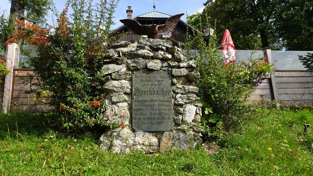 Vor der Terrasse der Speckbacher-Hütte befindet sich der Gedenkstein für den Tiroler Freiheitskämpfer, Josef Speckbacher! ...