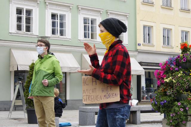 Aktivisten von Fridays for Future in der Rieder Innenstadt.