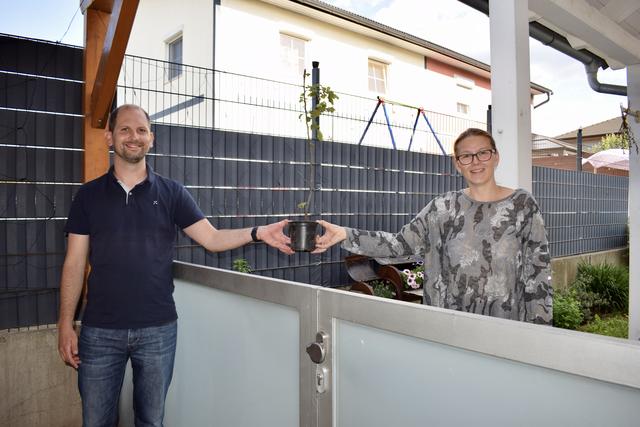Bgm. Thomas Speigner mit Andrea Strambach bei der Übergabe des Apfelbaumsetzlings