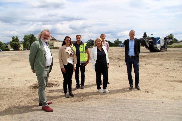 Überzeugten sich vom Erfolg der Altlasten-Sanierung: Frank Frey, Sara Schaar, Johann Novak, Maria-Luise Mathiaschitz, Michael Rabitsch von der Umweltabteilung des Landes und Reinhard Höchtl von Porr