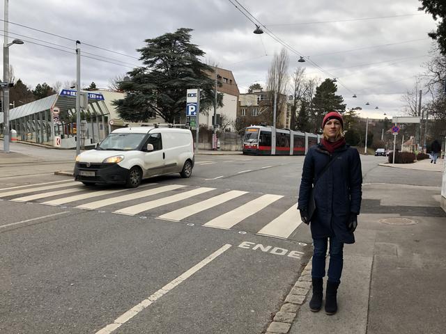 Anrainerin Katharina Hemmelmair setzt sich für mehr Sicherheit am Fußgängerübergang in der Grinzinger Allee ein. | Foto: Thomas Netopilik