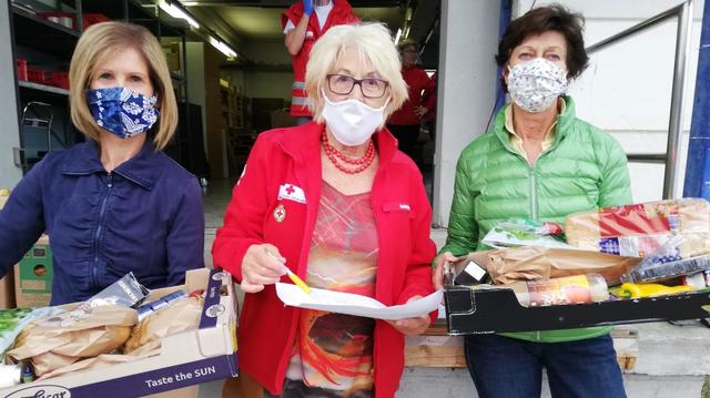 Freiwillige Helferin Corinna Fischer, Team-Österreich-Tafel-Organisatorin Helga Rainer und Stadträtin Renate Dielacher (v. l.)