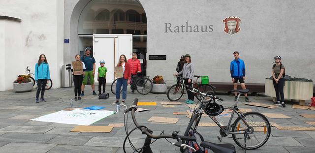 13 Teilnehmer setzten mit einer Radtour durch den Bezirk Kufstein am 29. Mai ein Zeichen für den Klimaschutz. Die Regionalgruppe der Fridays-for-Future-Bewegung will mit der Aktion den Fokus wieder auf den Klimaschutz rücken. 
 | Foto: Fridays For Future Kufstein