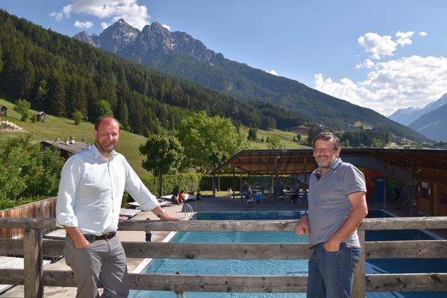 Vertraglich war schon alles fixiert, jetzt findet die Gemeinde Mieders aber doch mit dem im Badl sowieso zur Verfügung stehenden Platz das Auslangen. Im Bild Bgm. Daniel Stern (l.) und Vizebgm. Reinhard Engl (r.)