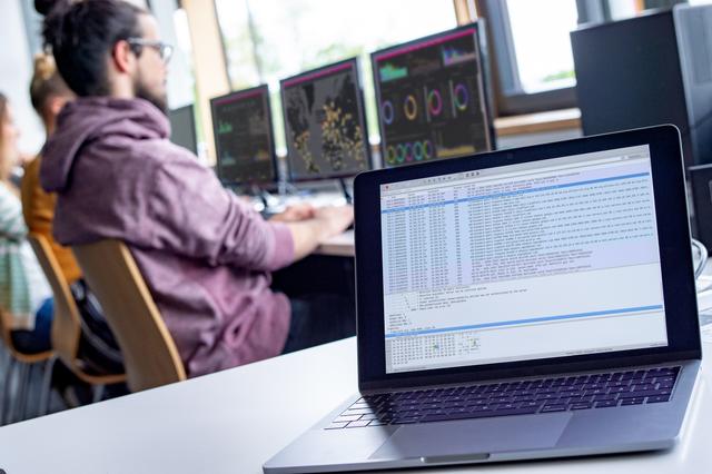 Menschen am Computer.