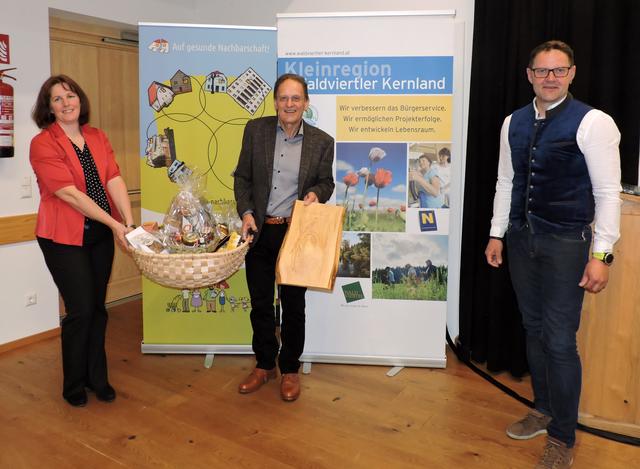 Doris Maurer und der neue Obmann Christian Seper (r.) danken dem bisherigen Obmann Robert Hafner (Mitte).