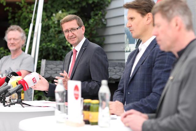 v. l.: Harald Maier, Projektleiter Salzkammergut BergeSeen eTrail, Wirtschafts- und Tourismus-Landesrat Markus Achleitner, Andreas Winkelhofer, Geschäftsführer Oberösterreich Tourismus, und Stefan Limbrunner, Geschäftsführer KTM Fahrrad GmbH. | Foto: Land OÖ / Lisa Schaffner
