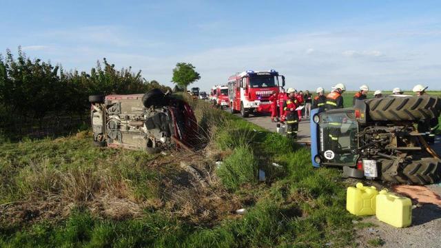 Beide Fahrzeuge kippten auf die Seite, die Fahrer wurden leicht verletzt.